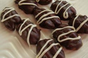 Machine to cover almonds with chocolate