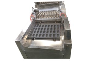 Automatic cake filling machine