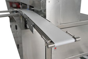 Automatic tray arranging machine