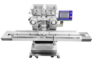 Full-automatic mochi enrusting and tray arranging machine