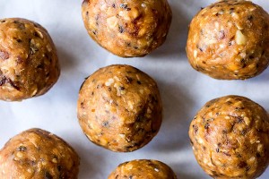 PAPA  energy balls with dates and oats making machine