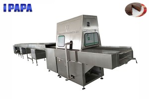 Chocolate coating machine for cakes