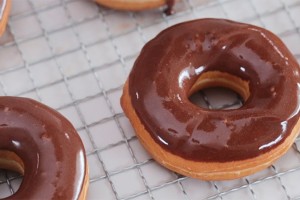 Chocolate coating machine for doughnut