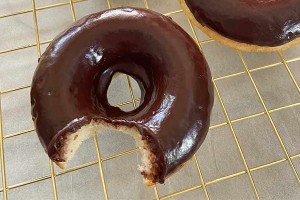 Chocolate coating machine for doughnut