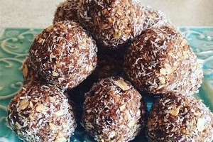 PAPA  energy balls with dates and oats making machine