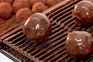 Chocolate coating machine for balls